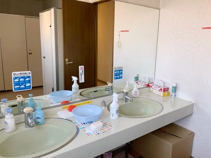 男女更衣室・温水シャワールーム完備