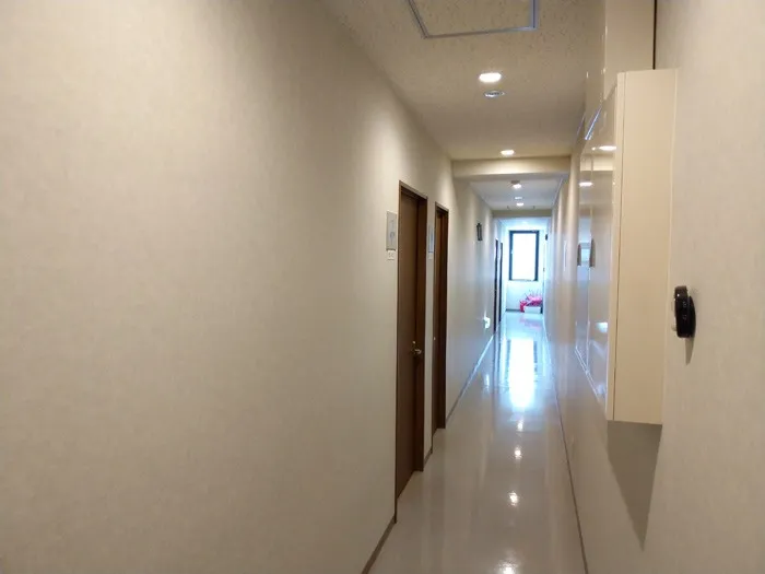 男女更衣室・温水シャワールーム完備