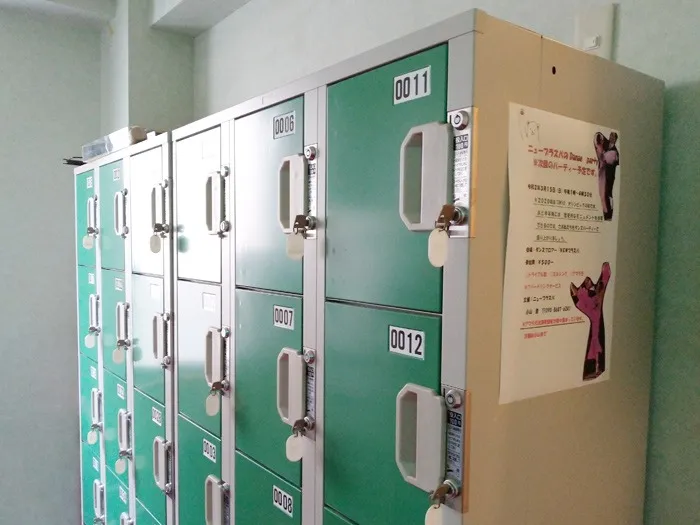 男女更衣室・温水シャワールーム完備